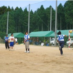 グラウンドでスポーツ